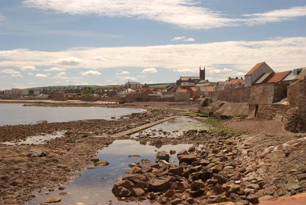 Dunbar shore near harbour in Scotland — Stock Photo, Image