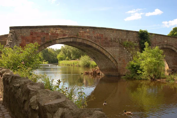 Oude stenen brug over rivier Tyne, Haddington in de zomer — Stockfoto