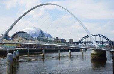 Tyne Nehri 'ndeki Milenyum Köprüsü ve Kraliyet Tiyatrosu manzarası                               