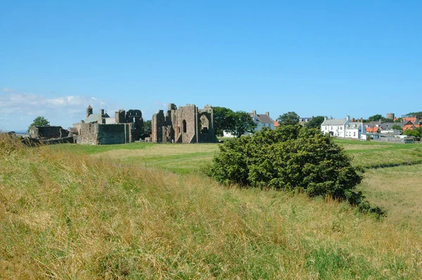 Ruiner Lindisfarne Priory Sommardag — Stockfoto