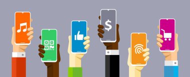 Alışveriş, finans, cüzdan, qr kodu, müzik ve sosyal medya uygulamaları akıllı telefon ekranında insan elinde. Vektör renkli konsept illüstrasyon