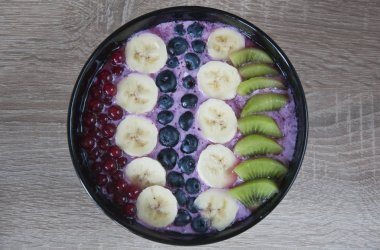 Sağlıklı yulaf ezmesi meyve ve yoğurt