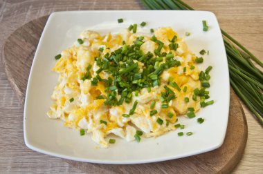 Lezzetli kahvaltı. Omlet ve taze doğranmış bıçak ile süslenmiş. 