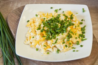 Lezzetli kahvaltı. Omlet ve taze doğranmış bıçak ile süslenmiş. c