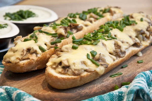 Cazuela Con Queso Champiñones Espolvoreados Con Cebollino Fresco Con Salsa —  Fotos de Stock