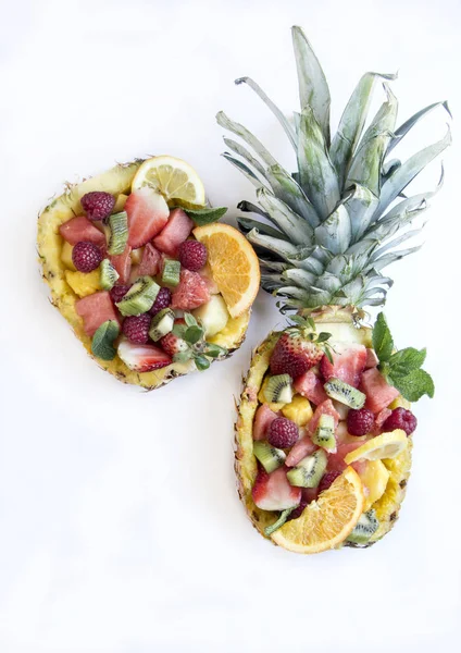 Abacaxi Recheado Com Salada Frutas Variada — Fotografia de Stock