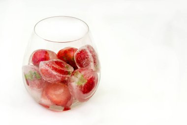 Buz dondurulmuş çilek ile