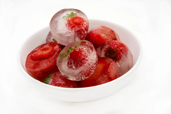 Cubos Hielo Con Fresas Congeladas —  Fotos de Stock