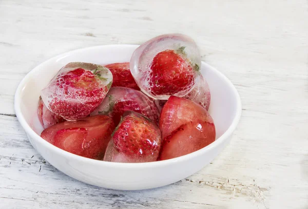 Eiswürfel Mit Gefrorenen Erdbeeren — Stockfoto