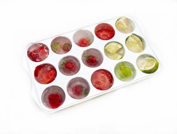 Ice Cubes Strawberries Lemons Lime — Stock Photo, Image