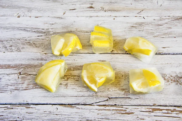 Cubos Gelo Com Limões Congelados — Fotografia de Stock