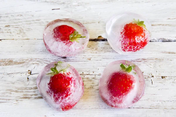 Cubos Hielo Con Fresas Congeladas —  Fotos de Stock