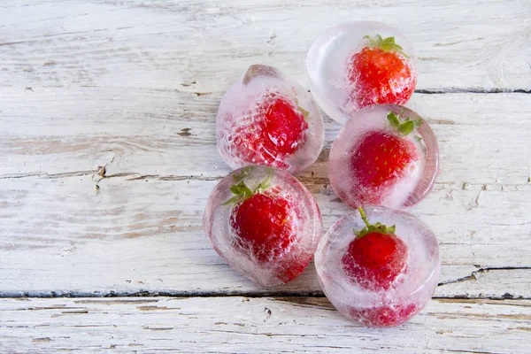 Ijsblokjes Met Bevroren Aardbeien — Stockfoto