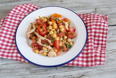 Tavuk ve sebze et Nohut Salatası.