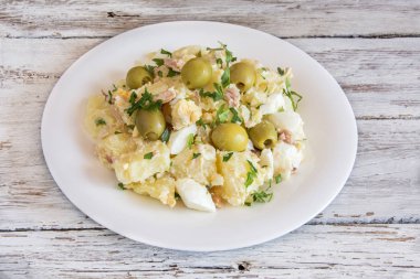 Yumurta ve mayonez soslu patates salatası.