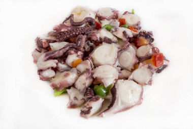 Ahtapot salatası salata sosu ile.