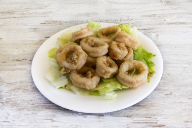 Bir tabakta kızarmış kalamar