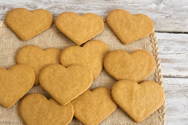 Tereyağlı kurabiye kalp şeklinde.