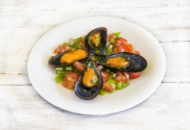 Bir tabakta salata sosu midye.