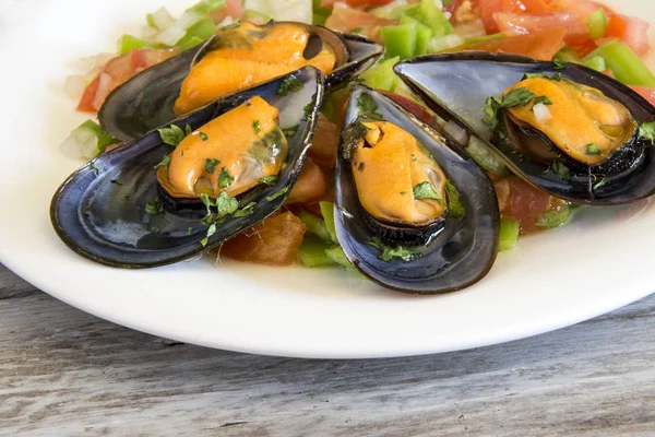 Vinaigrette Miesmuscheln Auf Einem Teller Serviert — Stockfoto