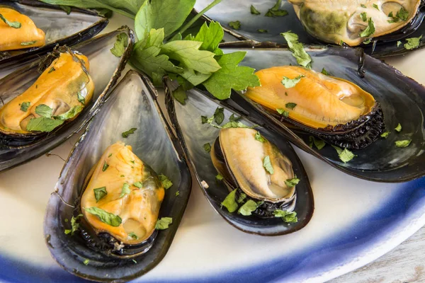 Bir tabakta buğulanmış midye