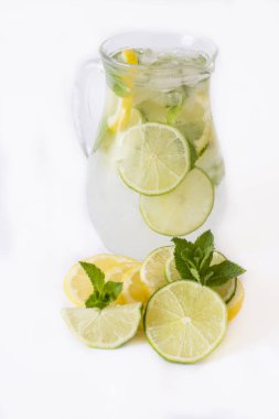 Mojito beyaz arka planda yenileme.