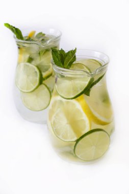 Mojito beyaz arka planda yenileme.