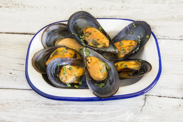 Bir tabakta buğulanmış midye