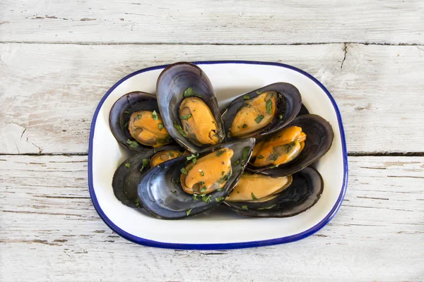Bir tabakta buğulanmış midye