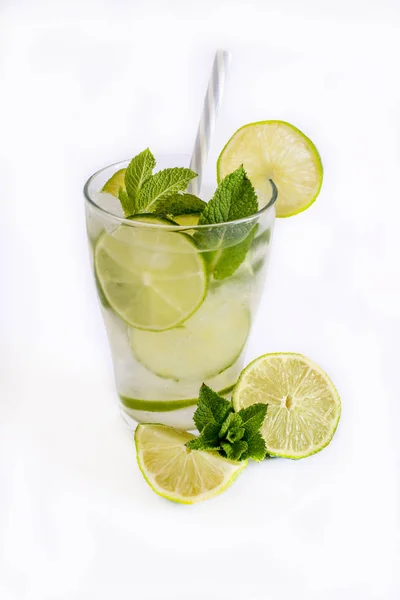 Mojito Refrescante Sobre Fondo Blanco — Foto de Stock