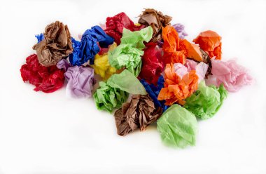 İlham ve yaratıcılık için beyaz arka plan üzerinde renkli kağıt buruşuk.