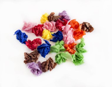 İlham ve yaratıcılık için beyaz arka plan üzerinde renkli kağıt buruşuk.