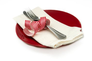 Peçete ve çatal bıçak takımı beyaz arka plan üzerinde çanak