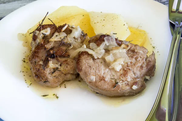 Solomillo Cerdo Con Papas Fritas Verduras Servidas Plato — Foto de Stock