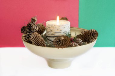 Bir mumla Noel süslemesi