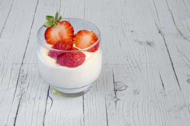 Çilek ile taze yoğurt.