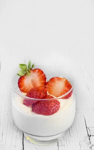 Йогурт Свежий Клубникой — стоковое фото