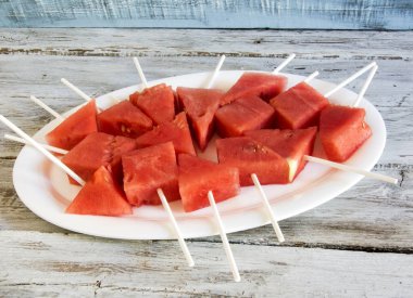 Bir tabakta karpuz parçaları