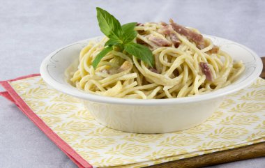 Carbonara soslu spagetti ve pastırma.