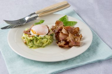 Çırpılmış yumurta ile kabak, carbonara soslu ve pastırma