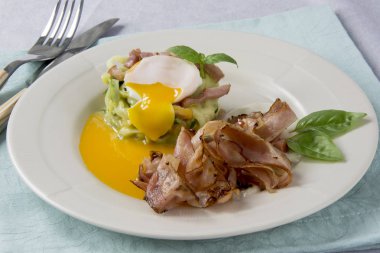 Çırpılmış yumurta ile kabak, carbonara soslu ve pastırma