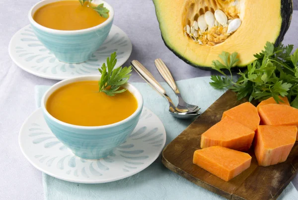 Sopa Abóbora Servida Uma Tigela Uma Mesa Com Ingredientes — Fotografia de Stock