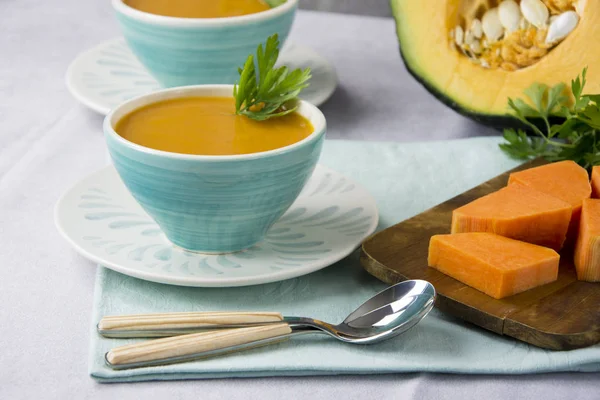 Sopa Abóbora Servida Uma Tigela Uma Mesa Com Ingredientes — Fotografia de Stock