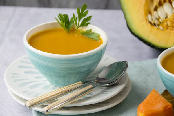 Sopa Abóbora Servida Uma Tigela Uma Mesa Com Ingredientes — Fotografia de Stock