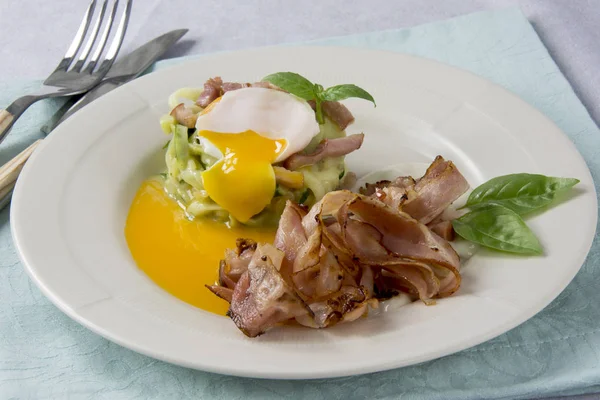 Çırpılmış yumurta ile kabak, carbonara soslu ve pastırma