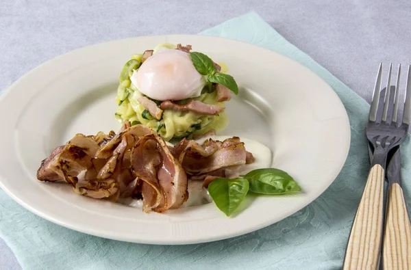 Çırpılmış yumurta ile kabak, carbonara soslu ve pastırma