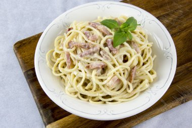 Carbonara soslu spagetti ve pastırma.