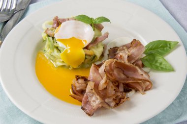 Çırpılmış yumurta ile kabak, carbonara soslu ve pastırma