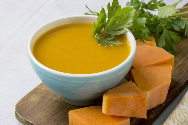 Kürbissuppe Serviert Einer Schüssel Auf Einem Tisch Mit Zutaten — Stockfoto