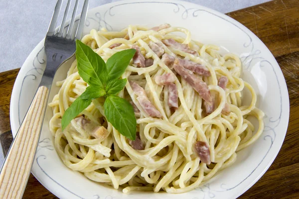 Spaghetti Mit Carbonara Sauce Und Speck — Stockfoto